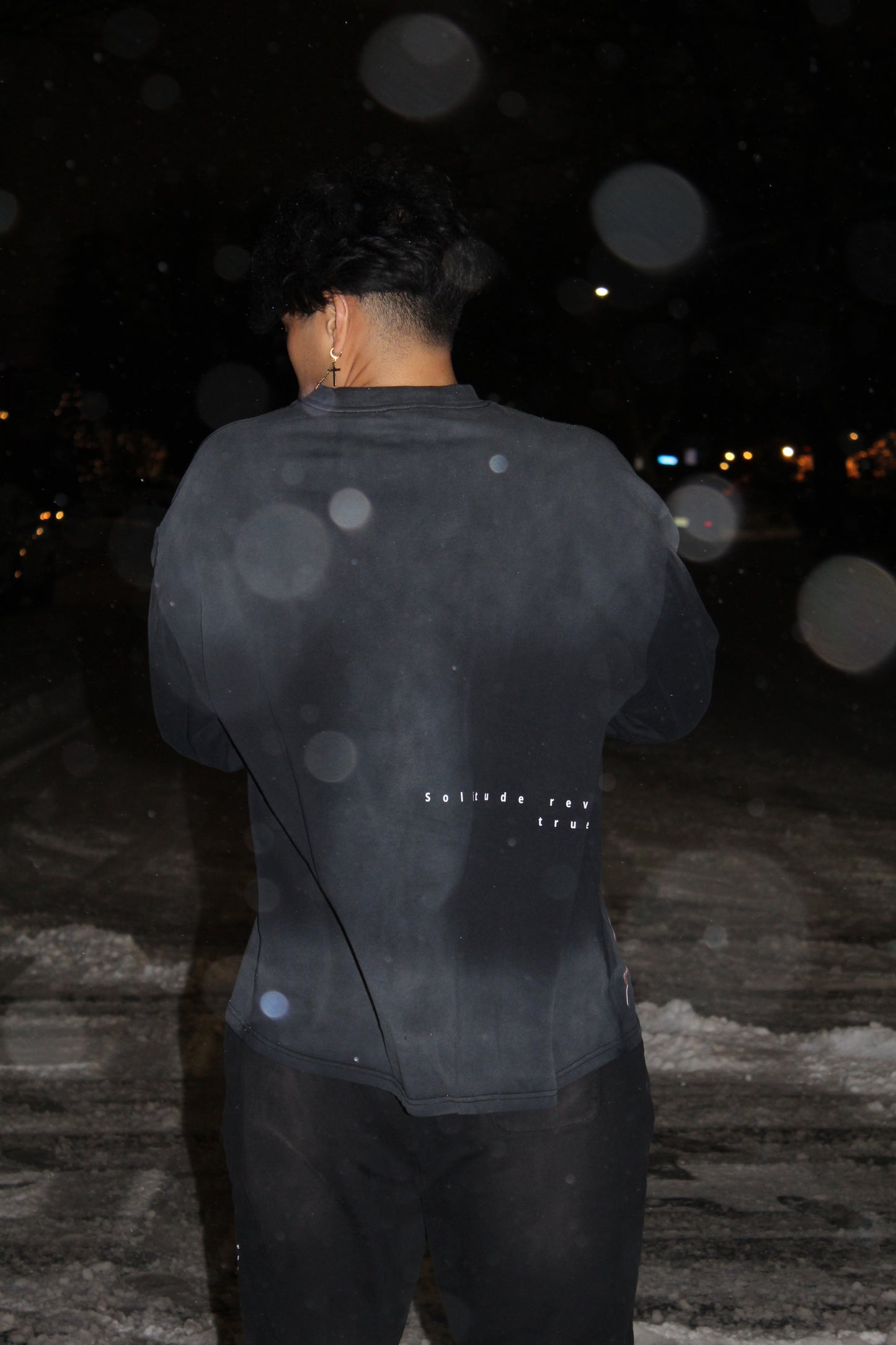 "Solitude reveals the truest self." Long sleeve T-Shirt (Smoky Black)